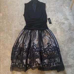 SLNY Size 6 NWT Navy Sleeveless V-Neck Embroidered Illusion Cocktail Dress